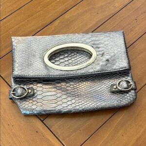 Metallic Snake-Texture Clutch Bag with Oval Cutout